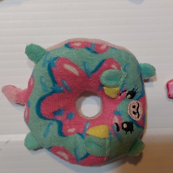 Lot Of 10 Mini Doll Accessories and Plush Toys -Pikmi Pops Surprise & Shopkins - Picture 2 of 9